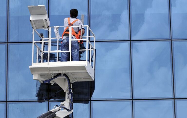 How Do Facade Cleaning Companies in Dubai Ensure Safety and Efficiency?